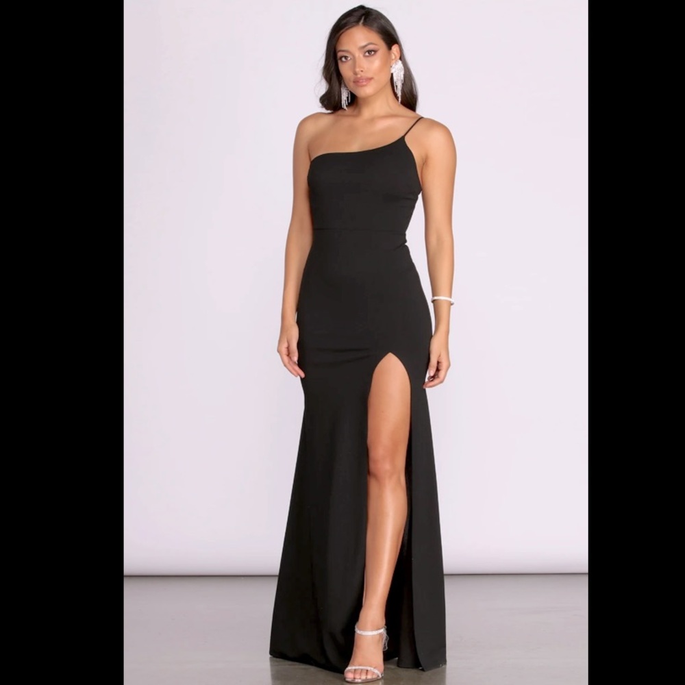 NWOT BLACK ONE SHOULDER FORMAL DRESS